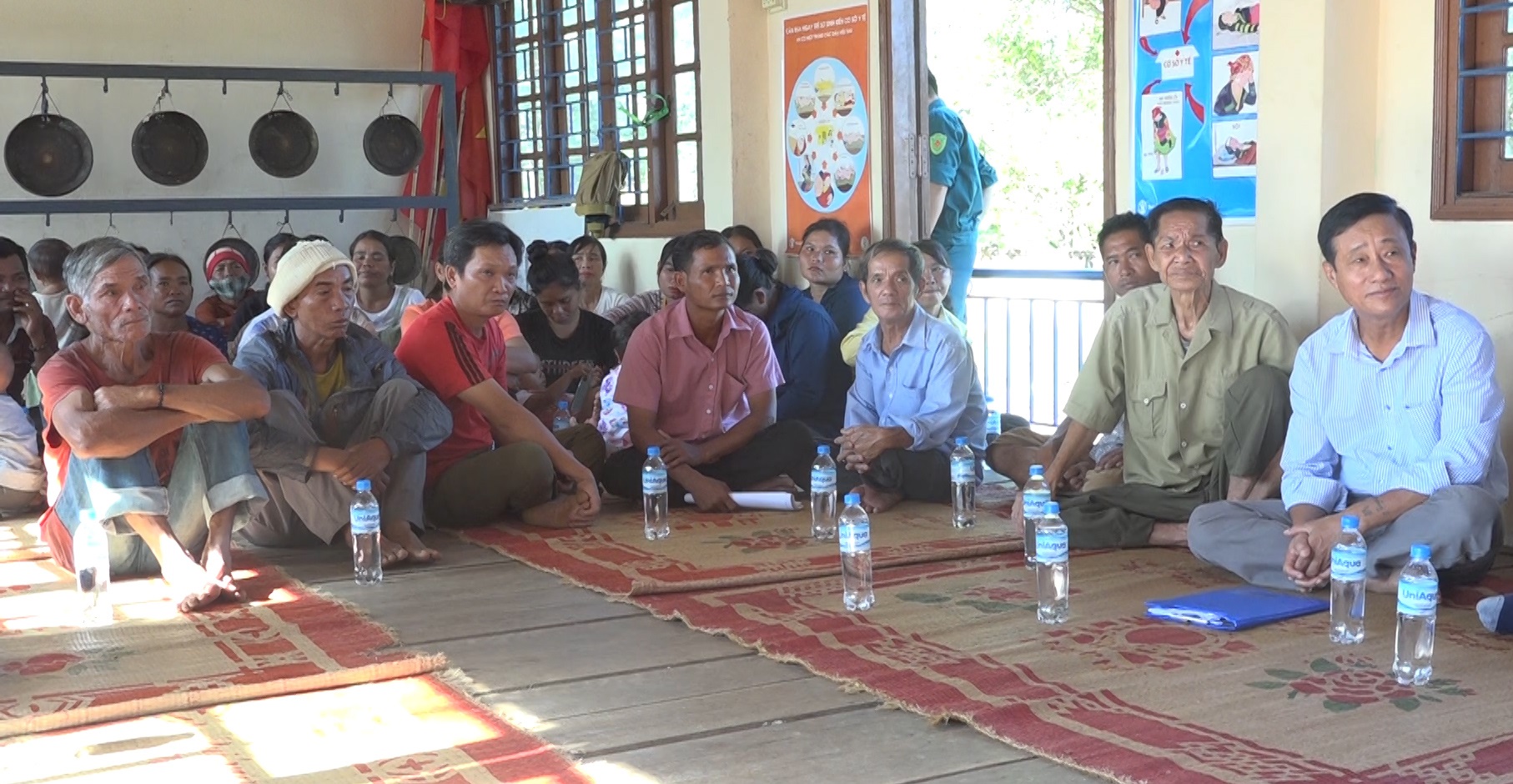 người dân trong buôn tham dự buổi tuyên truyền